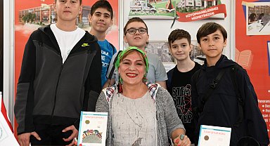 Yazar Halime Yıldız kitaplarını küçük okuyucuları için imzaladı